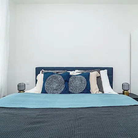 Bright And Spacious Appt