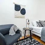 Bright And Spacious Appt Apartment