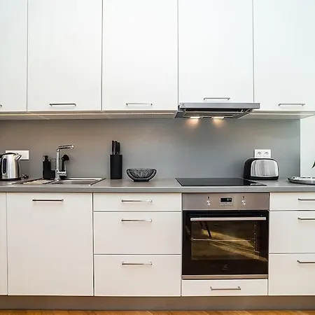 Bright And Spacious Appt *