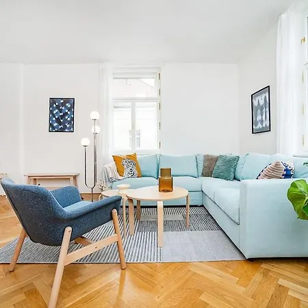 Bright And Spacious Appt Prague