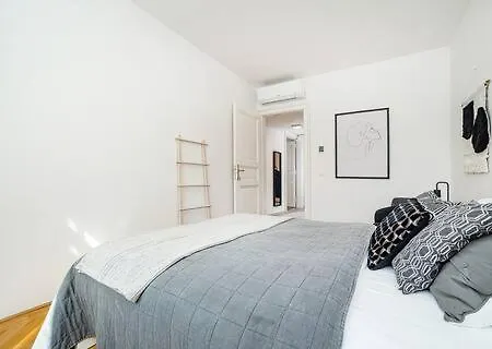 Bright And Spacious Appt Prague