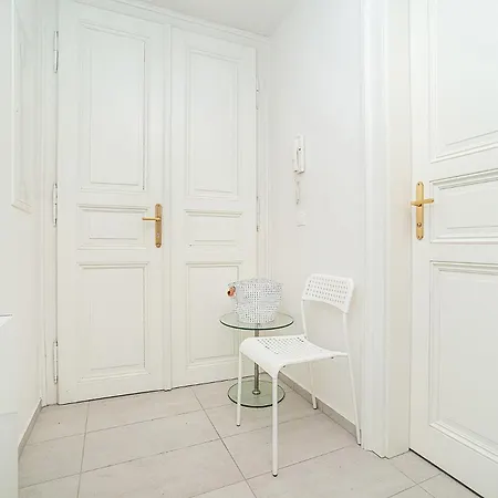 Bright And Spacious Appt * Prag