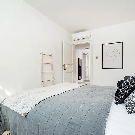 Lägenhet Bright And Spacious Appt Prag