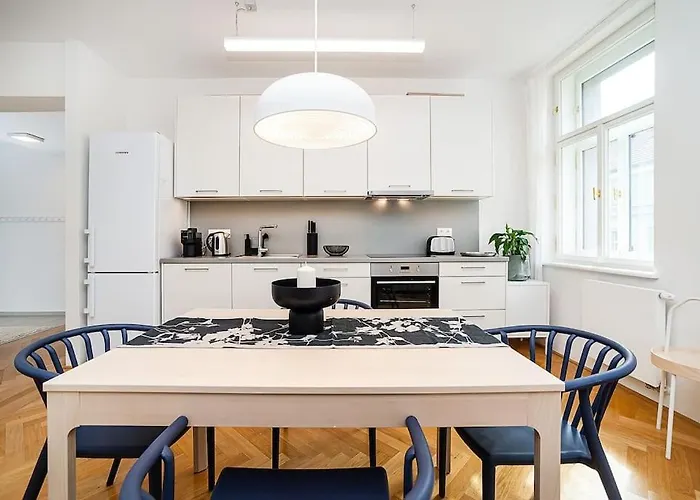 Bright And Spacious Appt * Prag