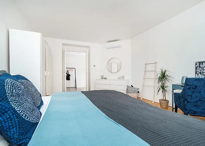 Bright And Spacious Appt Apartament